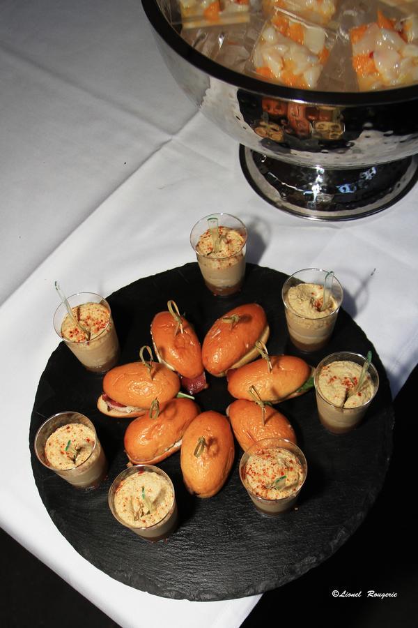 Le Safari Hotel Restaurant Carpentras Bagian luar foto