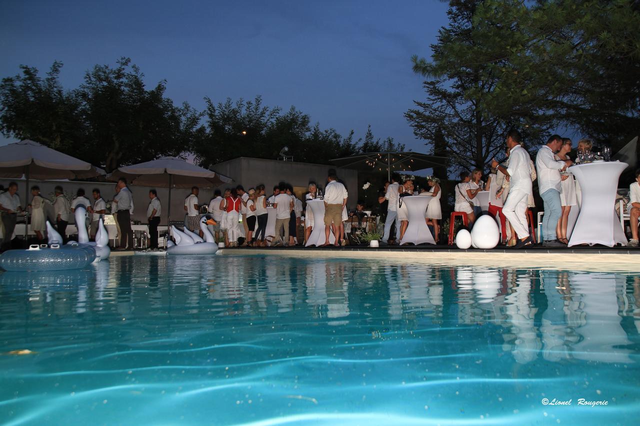 Le Safari Hotel Restaurant Carpentras Bagian luar foto
